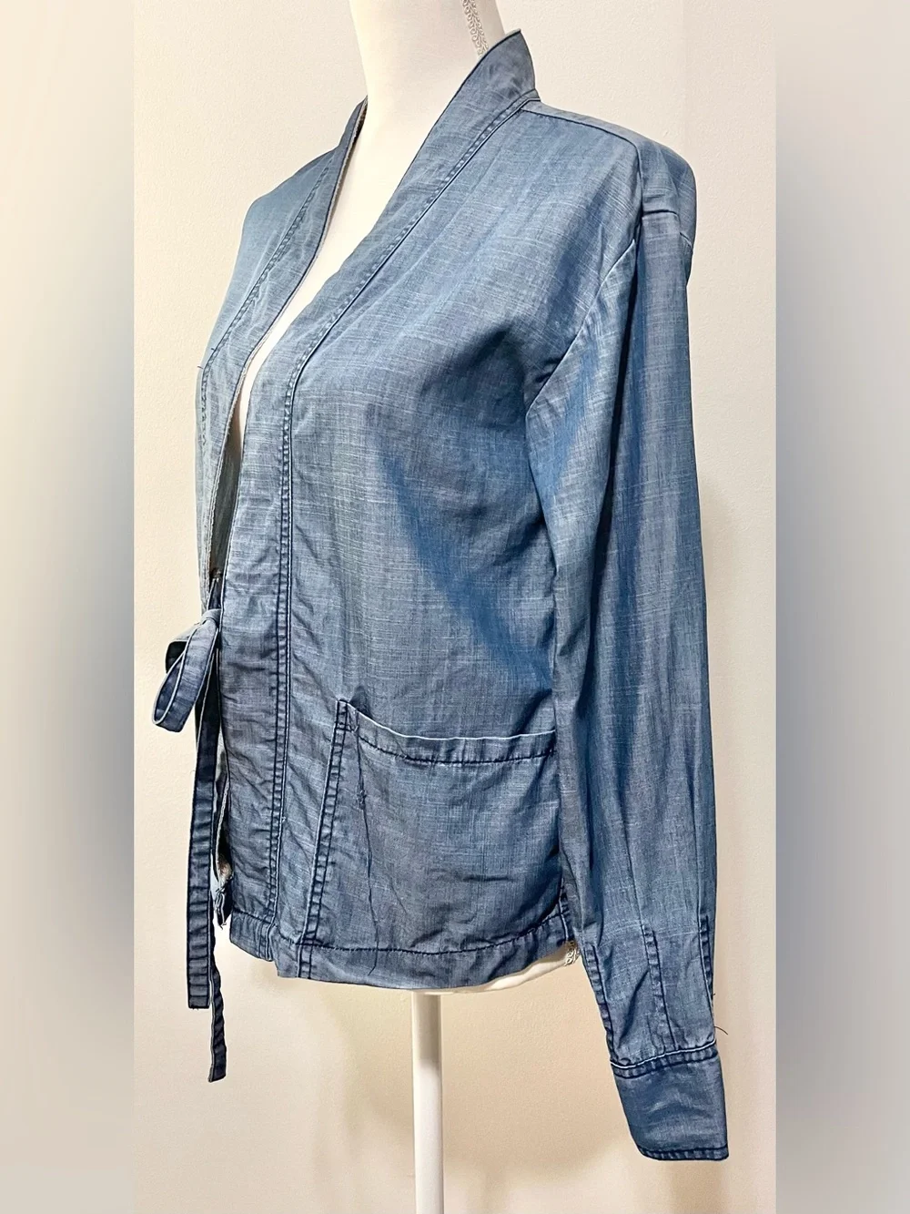 Current Air Chambray Tie-Front Lightweight Shirt/Jacket in Light Blue. Size Med